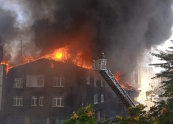 İstanbul’da korkutan yangın, giderek büyüyor