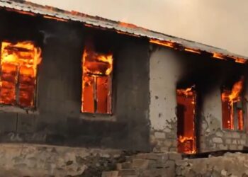 Ermeniler Karabağ’daki evlerini toplu halde ateşe vererek bölgeden ayrılıyorlar