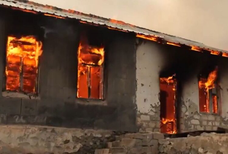 Ermeniler Karabağ'daki evlerini toplu halde ateşe vererek bölgeden ayrılıyorlar 1 Ermeniler Karabağ’daki evlerini toplu halde ateşe vererek bölgeden ayrılıyorlar