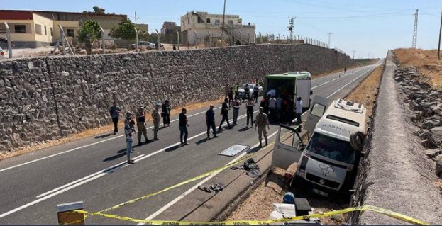 Şanlıurfa’da tarım işçilerini taşıyan minibüs kaza yaptı: Ölü ve yaralılar var 1 Şanlıurfa’da tarım işçilerini taşıyan minibüs kaza yaptı: Ölü ve yaralılar var