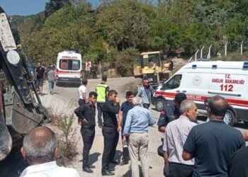 Kamyon, cenaze namazı kılanlara çarptı: Ölü ve yaralılar var