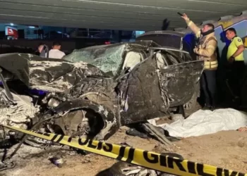 İstanbul’da otomobil, köprünün beton bloğuna çarptı: 4 ölü