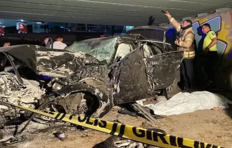 İstanbul'da otomobil, köprünün beton bloğuna çarptı: 4 ölü 1 İstanbul’da otomobil, köprünün beton bloğuna çarptı: 4 ölü