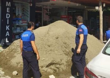 Kiracısını çıkarmak için iş yeri önünü kum yığını ile kapatmıştı: 30 bin TL ceza aldı