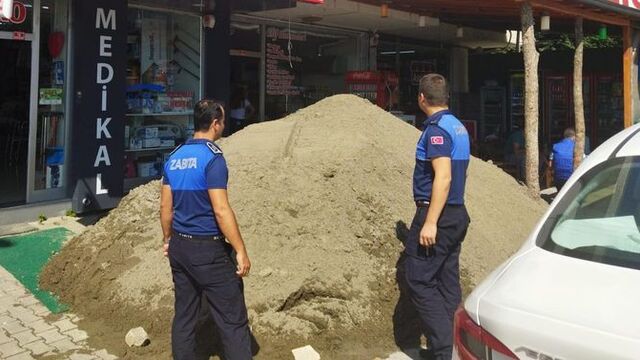 Kiracısını çıkarmak için iş yeri önünü kum yığını ile kapatmıştı: 30 bin TL ceza aldı 1 Kiracısını çıkarmak için iş yeri önünü kum yığını ile kapatmıştı: 30 bin TL ceza aldı