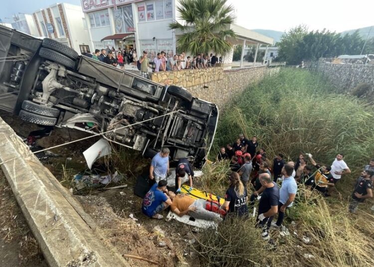 Servis aracı dere yatağına devrildi: 23 yaralı 1 Servis aracı dere yatağına devrildi: 23 yaralı