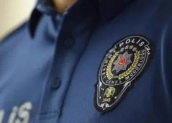 Cinsel ilişkiye giren iki erkeği gören polisler ‘işlem yapmama’ karşılığı rüşvet istemiş