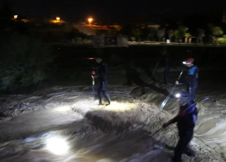 Sele kapılan üç kişi öldü, kayıp bebek aranıyor