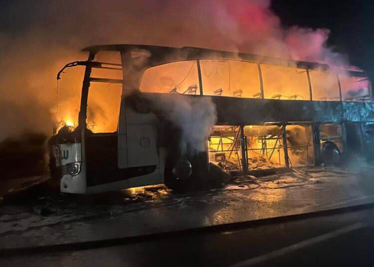 Sivas’ta seyir halindeki yolcu otobüsü yandı