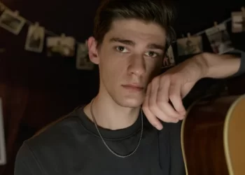 Ebru Gündeş ve Serkan Kaya’ya söz yazıyor, ama onu kimse bilmiyor