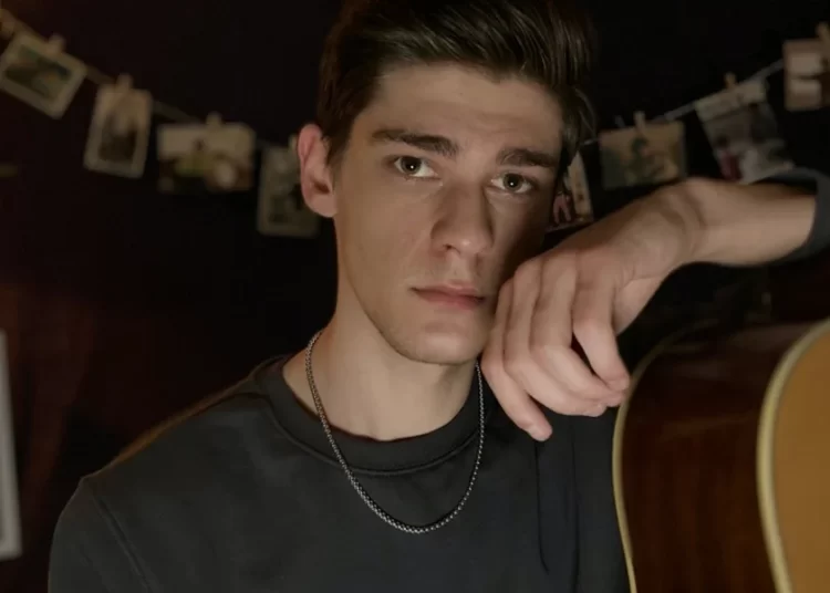 Ebru Gündeş ve Serkan Kaya’ya söz yazıyor, ama onu kimse bilmiyor 1 Ebru Gündeş ve Serkan Kaya’ya söz yazıyor, ama onu kimse bilmiyor