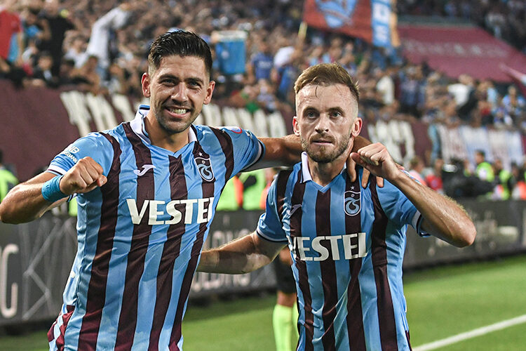 Trabzonspor, Beşiktaş'ı 3 golle yıktı 1 Trabzonspor, Beşiktaş’ı 3 golle yıktı