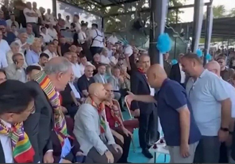 Bilal Erdoğan, Turhan Çömez'in elini havada bıraktı 1 Bilal Erdoğan, Turhan Çömez’in elini havada bıraktı