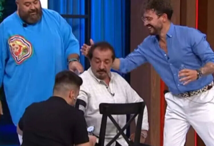 MasterChef’in Mehmet Şef’i program sırasında fenalaştı 1 MasterChef’in Mehmet Şef’i program sırasında fenalaştı