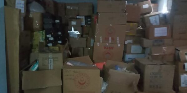 Yardım kolilerini saklayıp parça parça satmışlar 1 Yardım kolilerini saklayıp parça parça satmışlar