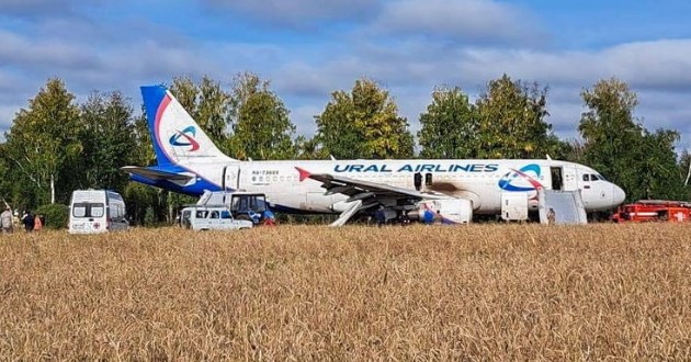 Havada korku dolu anlar, yolcu uçağı tarlaya iniş yaptı 1 Havada korku dolu anlar, yolcu uçağı tarlaya iniş yaptı