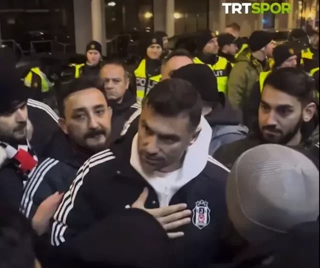 Gece yarısı ortalık karıştı! Beşiktaşlı taraftarlar, takımlarının oteline gitti!
