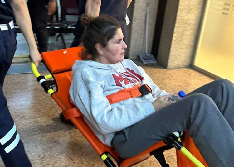 Gazeteci Elif Akkuş sedyeyle girdiği duruşmada tutuklandı 1 Gazeteci Elif Akkuş sedyeyle girdiği duruşmada tutuklandı