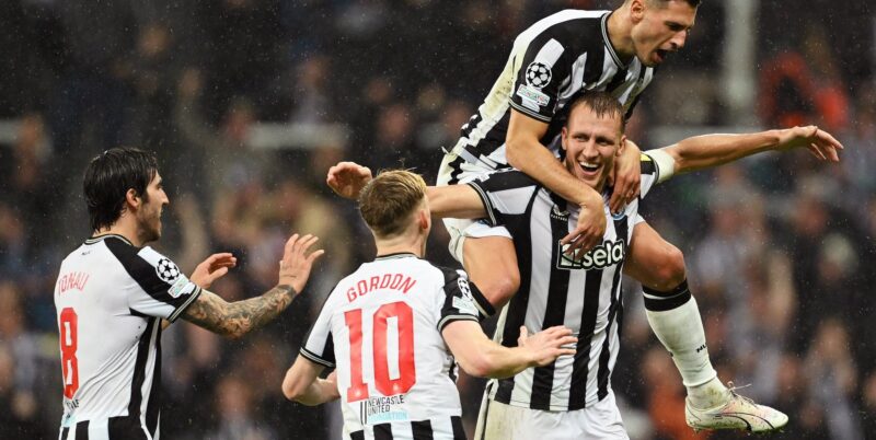 Paris Saint Germain’i 4 golle yıkan Newcastle United zirveye yerleşti