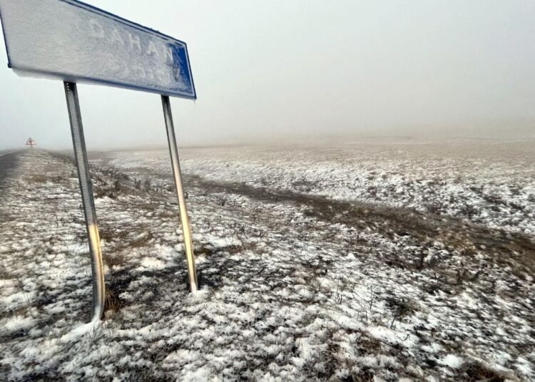 Ardahan’da kar yağışı: Çam Geçidi beyaza büründü