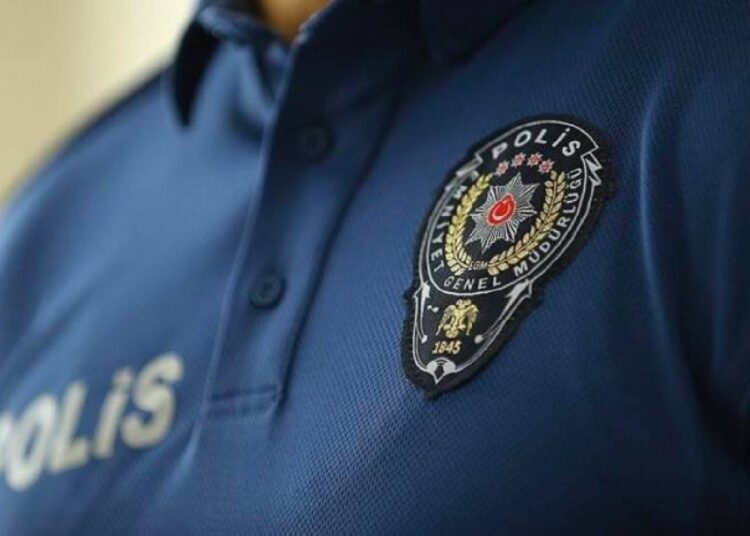 Eski Manisa İl Emniyet Müdürü Ceren'in silahını çaldırıp sahte belge düzenlediği ortaya çıktı 1 Eski Manisa İl Emniyet Müdürü Ceren’in silahını çaldırıp sahte belge düzenlediği ortaya çıktı