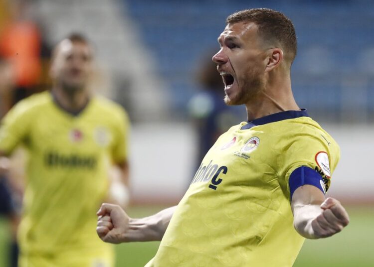 Kasımpaşa engelini de geçen Fenerbahçe 16’da 16 yaptı