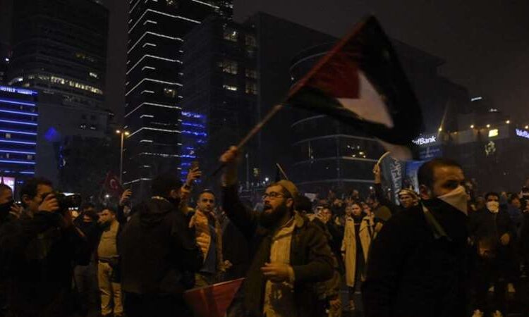 İstanbul Valiliği: ‘İsrail protestosunda 5 kişi gözaltına alındı, 1 kişi hayatını kaybetti’