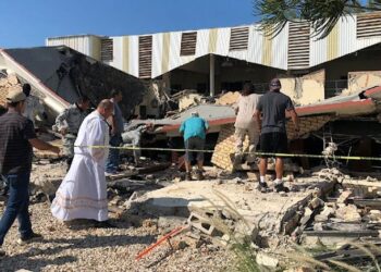 Ayinde kilisenin çatısı çöktü: Çok sayıda ölü ve yaralı var