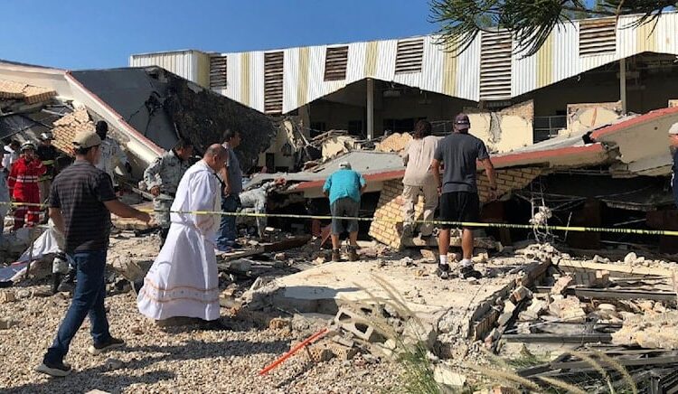 Ayinde kilisenin çatısı çöktü: Çok sayıda ölü ve yaralı var 1 Ayinde kilisenin çatısı çöktü: Çok sayıda ölü ve yaralı var