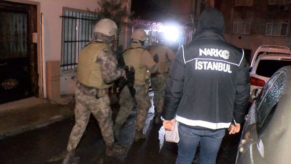 İstanbul’un 25 ilçesinde dev narkotik operasyon: 104 kişi gözaltına alındı 1 İstanbul’un 25 ilçesinde dev narkotik operasyon: 104 kişi gözaltına alındı