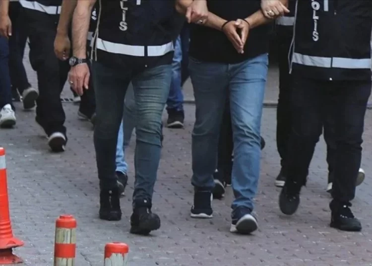 Adana'da 'Bayğaralar' suç örgütüne operasyon: 55 gözaltı 1 Adana’da ‘Bayğaralar’ suç örgütüne operasyon: 55 gözaltı