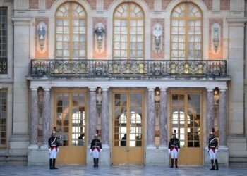 Versay Sarayı tahliye ediliyor: ‘Bomba imha ekibi yolda’