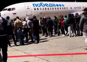 İsrail’in Gazze’deki katliamlarına öfkelenen halk, Telaviv’den gelen uçağı bastı