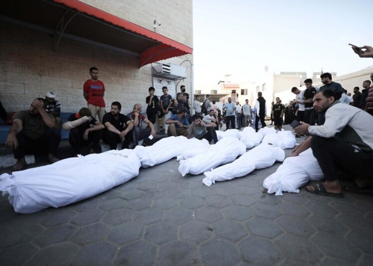 İsrail’in hastane saldırısında öldürülen 100 kişi toplu mezara gömülecek