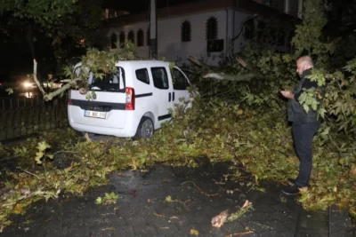 Türkiye, şiddetli fırtınaya teslim: Tekneler battı, ağaçlar devrildi, araçlar suya gömüldü...