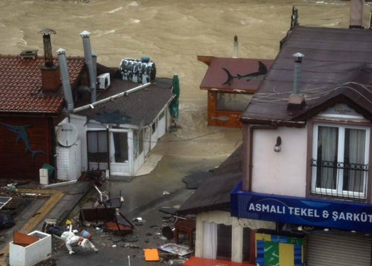 Türkiye fırtına ve şiddetli yağışın etkisi altında: 3 kişi hayatını kaybetti, bir gemi battı