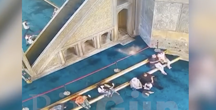 Ayasofya’nın tavanından beton dökülmüş: ‘Kubbe çökebilir’ uyarısı yapıldı