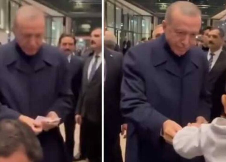 Erdoğan, Almanya’da çocuklara 6 Euro harçlık verdi 1 Erdoğan, Almanya’da çocuklara 6 Euro harçlık verdi