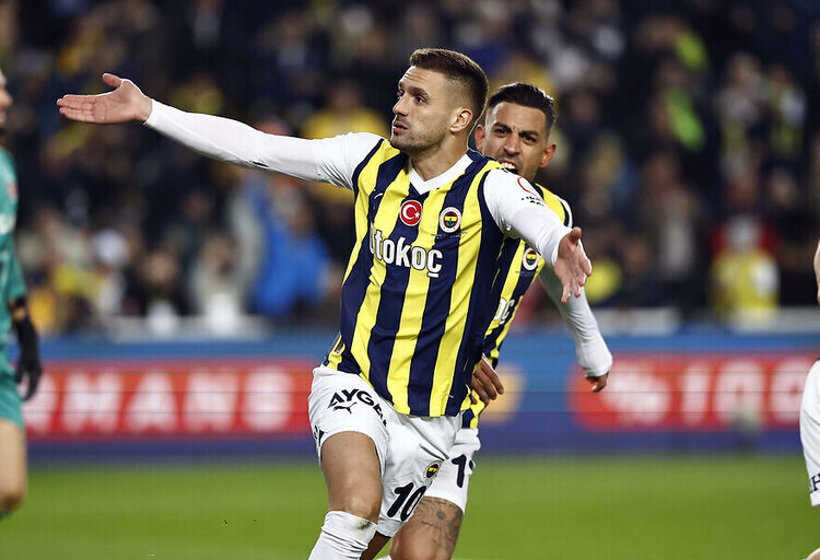1-0’dan maçı çeviren Fenerbahçe, yeniden liderlik koltuğunda 1 1-0’dan maçı çeviren Fenerbahçe, yeniden liderlik koltuğunda