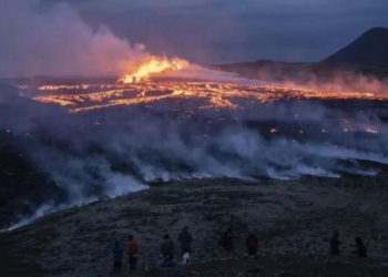 İzlanda’da yanardağ patlaması endişesiyle acil durum ilan edildi