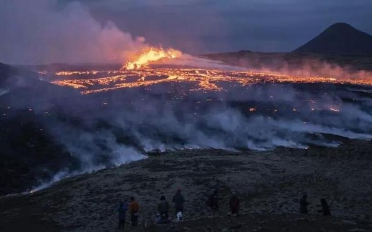 İzlanda’da yanardağ patlaması endişesiyle acil durum ilan edildi