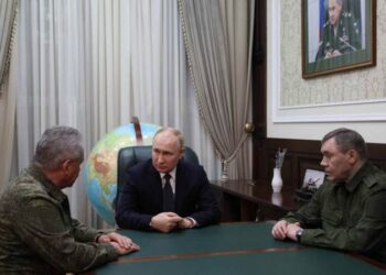 Putin, Ukrayna sınırına gitti: Askeri heyetle görüştü