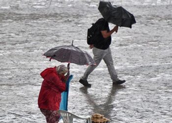 66 kent için sağanak yağış ve fırtına uyarısı: 3 bölgeye kar geliyor