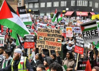 احتجاجات حاشدة في عدة مدن كبرى للمطالبة بوقف إطلاق النار في غزة