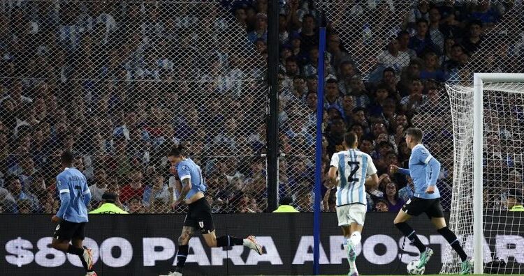 الأوروغواي تصعق الأرجنتين.. وتنهي سلسلة عدم الخسارة 1 الأوروغواي تصعق الأرجنتين.. وتنهي سلسلة عدم الخسارة