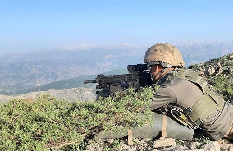 الدفاع التركية: تحييد إرهابيين اثنين من "بي كي كي" شمال سوريا 1 الدفاع التركية: تحييد إرهابيين اثنين من “بي كي كي” شمال سوريا