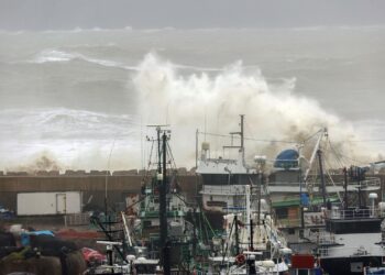 طاقمها مكون من 12 شخصًا.. فقدان سفينة جراء عاصفة في تركيا