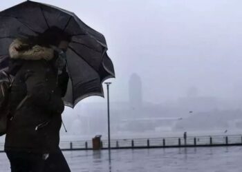 إسطنبول تشهد عاصفة تؤثر سلبا على الحياة