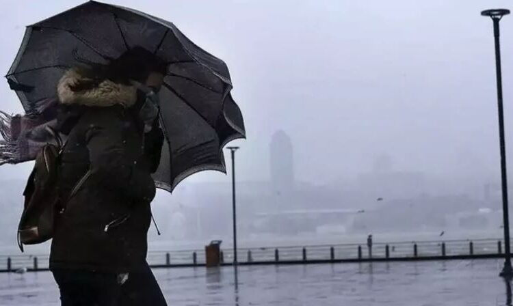 إسطنبول تشهد عاصفة تؤثر سلبا على الحياة