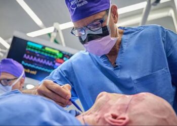 إنجاز طبي غير مسبوق.. تفاصيل أول عملية زراعة عين كاملة